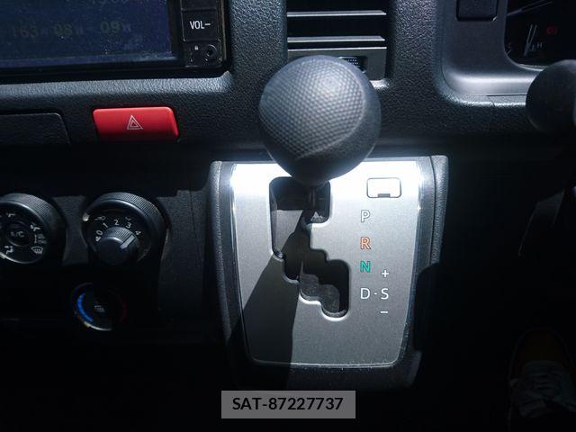 Toyota HIACE VAN 2024-04 8210700-23