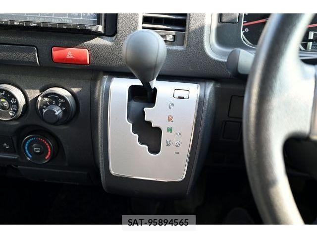 Toyota HIACE VAN 2020-05 8210701-17