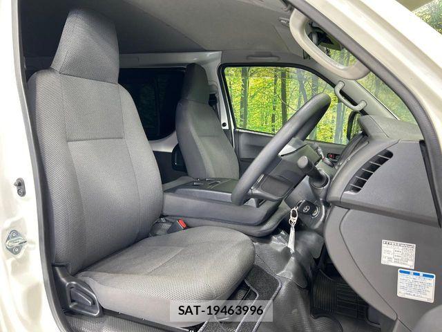 Toyota HIACE VAN 2025-04 8102318-7