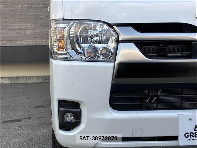 Toyota HIACE VAN 2025-10 5881178-9