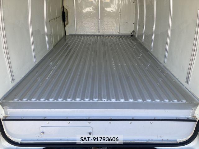 Toyota HIACE VAN 2017-08 5881243-11