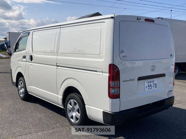 Toyota HIACE VAN 2017-08 5881243-3