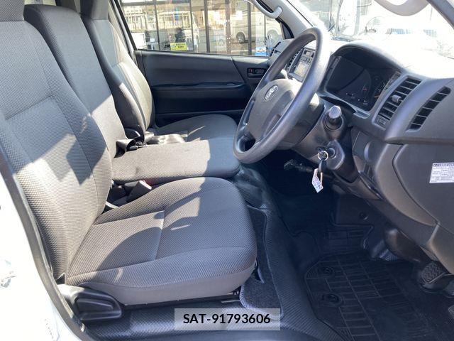 Toyota HIACE VAN 2017-08 5881243-6
