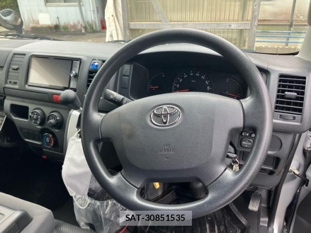 Toyota HIACE VAN 2017-04 6504274-9