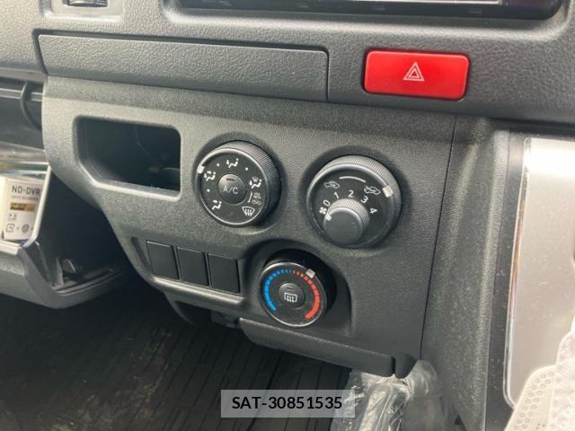 Toyota HIACE VAN 2017-04 6504274-16