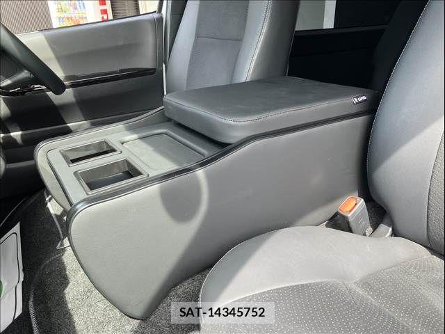 Toyota HIACE VAN 2024-05 6682925-16