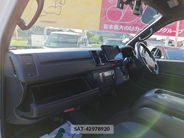 Toyota HIACE VAN 2022-10 6914591-21
