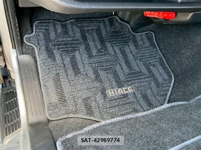 Toyota HIACE VAN 2017-10 6998851-23