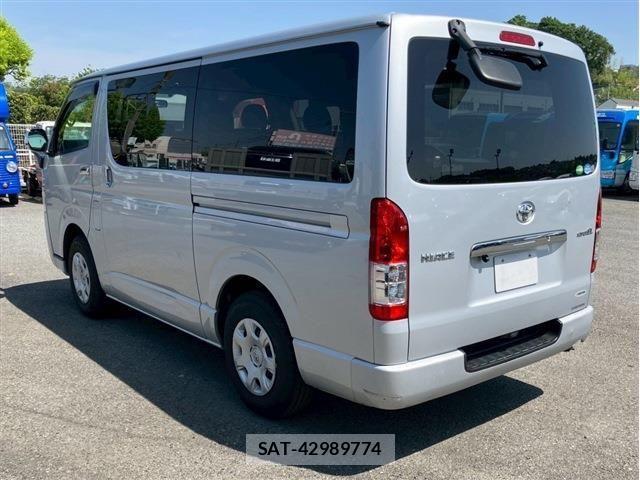 Toyota HIACE VAN 2017-10 6998851-6