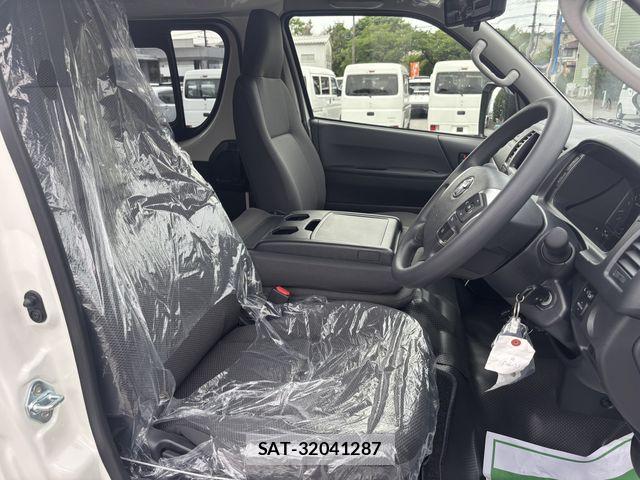 Toyota HIACE VAN 2026-03 6998874-20