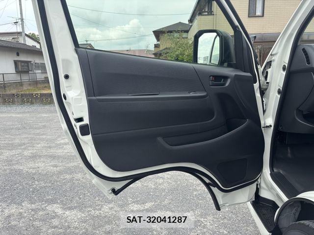 Toyota HIACE VAN 2026-03 6998874-26