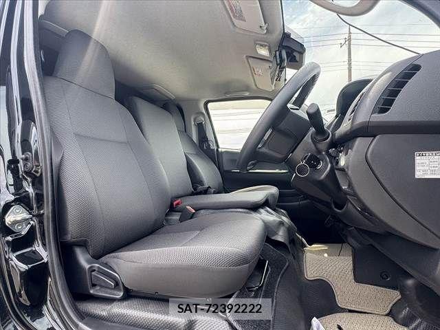 Toyota HIACE VAN 2024-04 7330714-15
