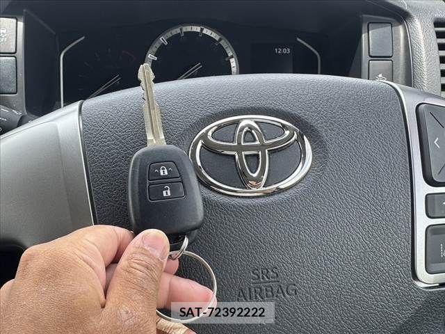 Toyota HIACE VAN 2024-04 7330714-6