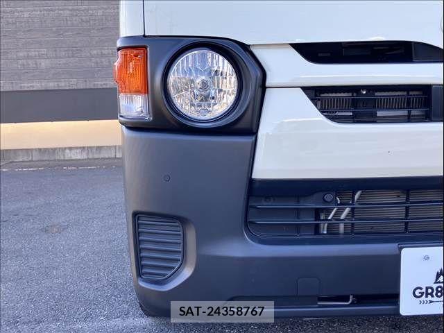 Toyota HIACE VAN 2022-08 7330723-9