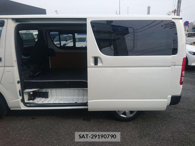Toyota HIACE VAN 2022-04 7330740-14