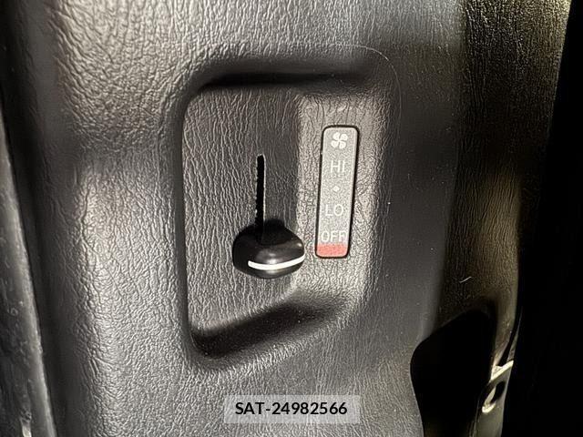 Toyota HIACE VAN 2019-06 7360215-25