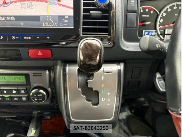 Toyota HIACE VAN 2018-05 7360204-17