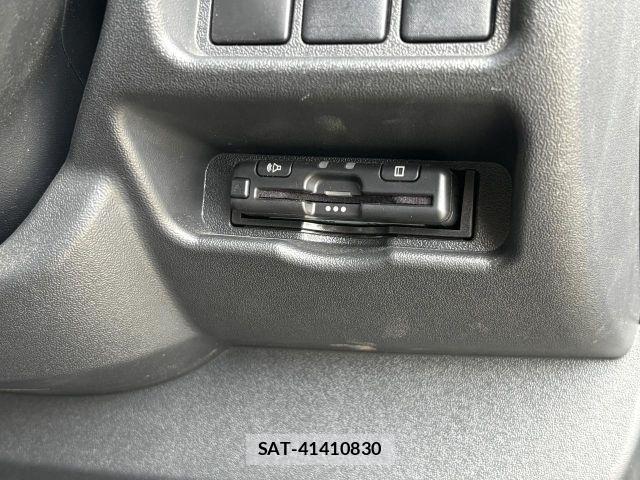 Toyota HIACE VAN 2022-01 7360200-14