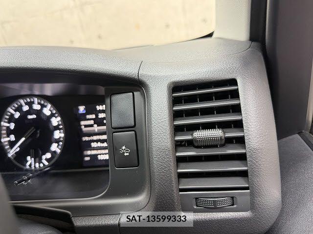 Toyota HIACE VAN 2023-02 7394558-11
