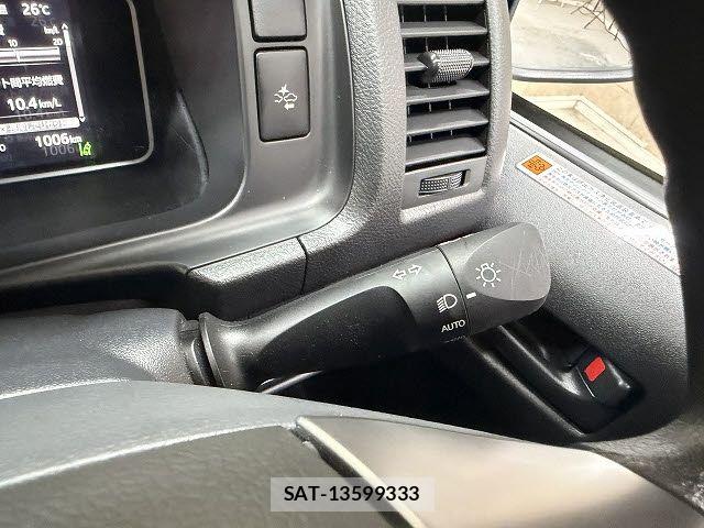 Toyota HIACE VAN 2023-02 7394558-12