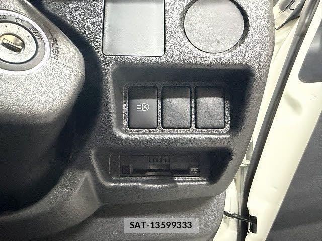 Toyota HIACE VAN 2023-02 7394558-13