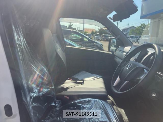 Toyota HIACE VAN 2026-03 7458453-9