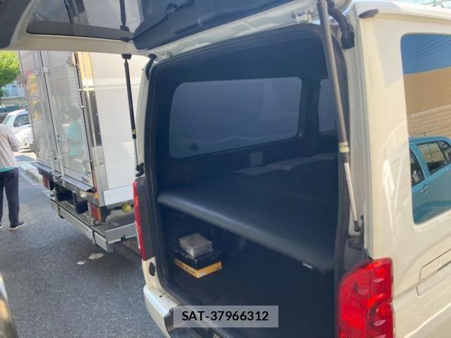 Toyota HIACE VAN 2021-08 7458458-11