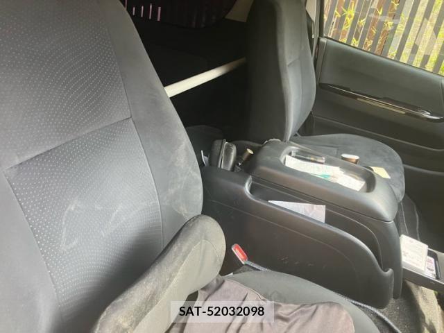 Toyota HIACE VAN 2019-02 7458461-11