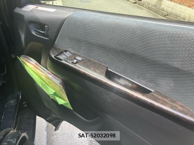 Toyota HIACE VAN 2019-02 7458461-13