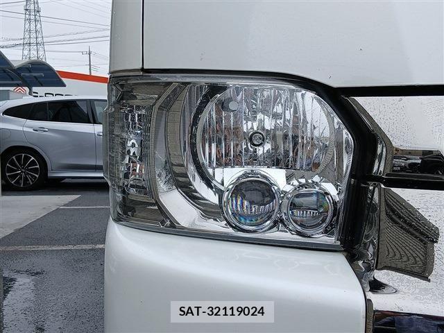 Toyota HIACE VAN 2023-03 7620870-11