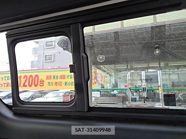 Toyota HIACE VAN 2025-03 7620852-23