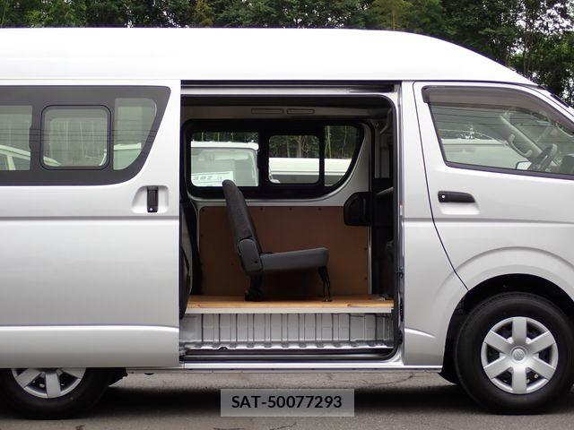Toyota HIACE VAN 2022-03 7729972-4