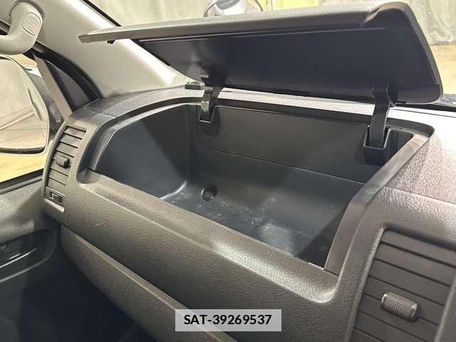 Toyota HIACE VAN 2019-05 7981369-17