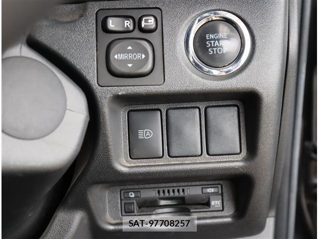 Toyota HIACE VAN 2021-11 8038796-9