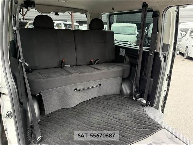 Toyota HIACE VAN 2024-08 8038795-16