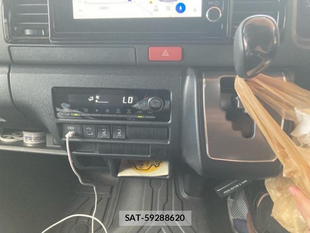 Toyota HIACE VAN 2026-03 8038793-23
