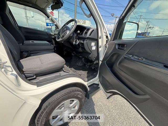Toyota HIACE VAN 2022-04 8075951-17