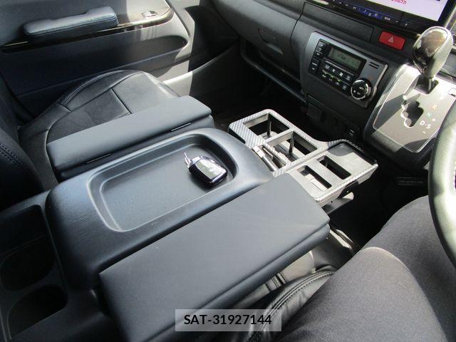 Toyota HIACE VAN 2022-09 8075950-19