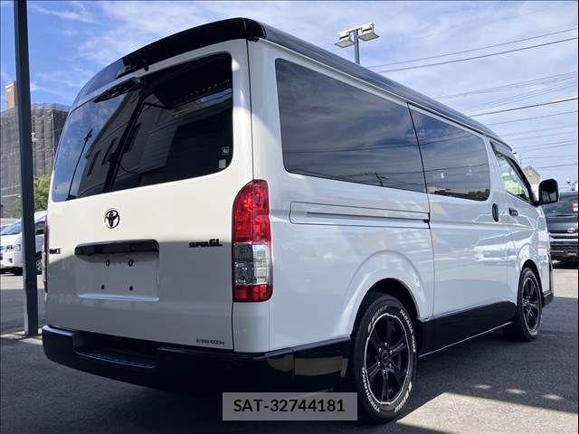 Toyota HIACE VAN 2022-07 8102323-14