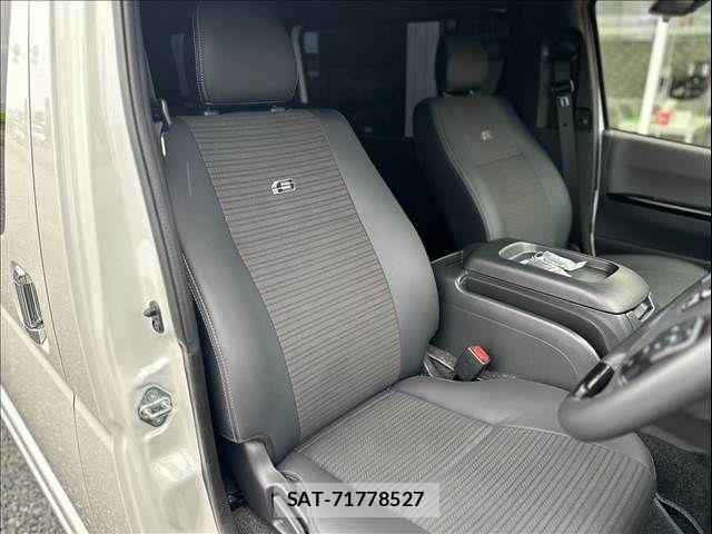 Toyota HIACE VAN 2025-10 8132704-17