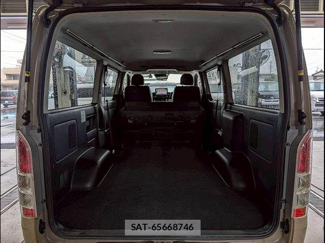 Toyota HIACE VAN 2024-06 8146874-12