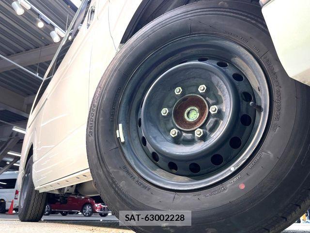 Toyota HIACE VAN 2023-04 8210705-12