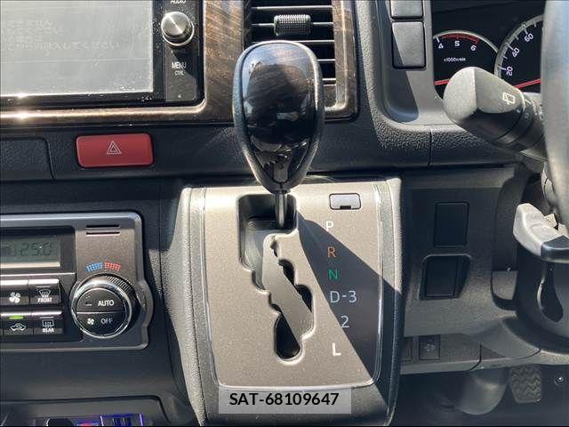 Toyota HIACE VAN 2017-02 8232181-17