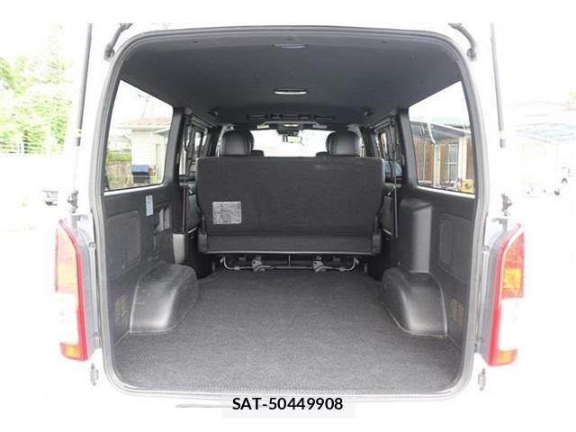 Toyota HIACE VAN 2024-04 8232180-15