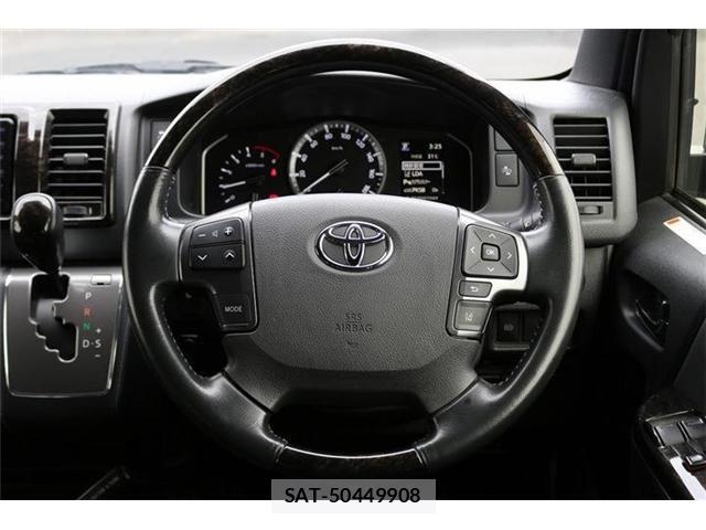 Toyota HIACE VAN 2024-04 8232180-17