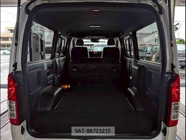 Toyota HIACE VAN 2023-03 8246968-12