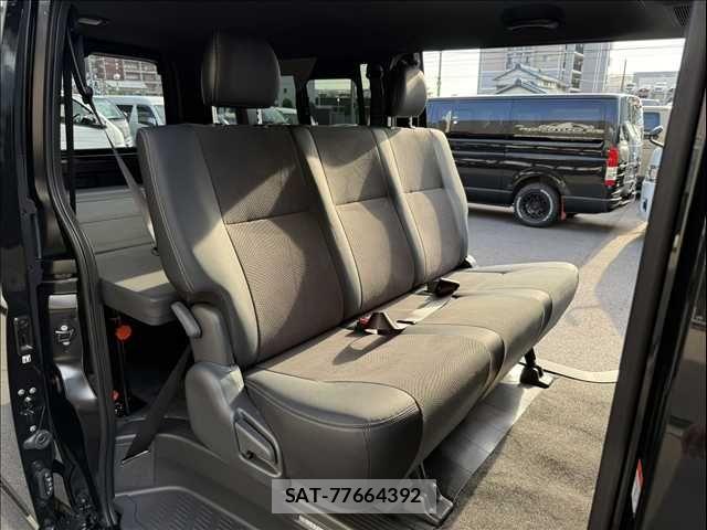 Toyota HIACE VAN 2026-05 8246966-9