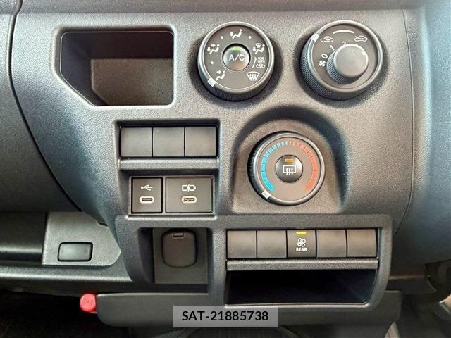 Toyota HIACE VAN 2026-07 8317701-7