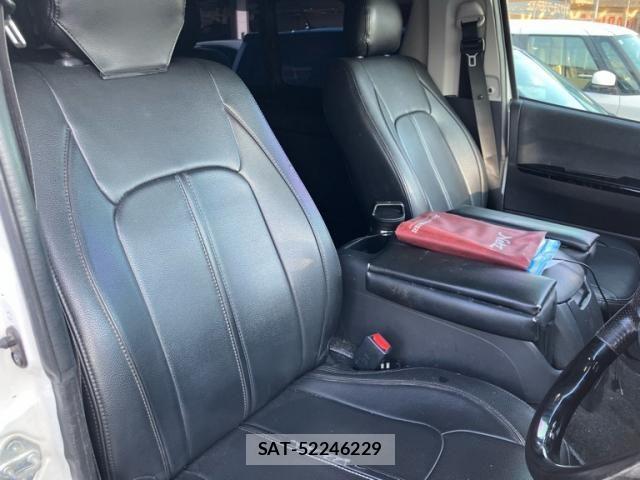 Toyota HIACE VAN 2017-12 8338250-11