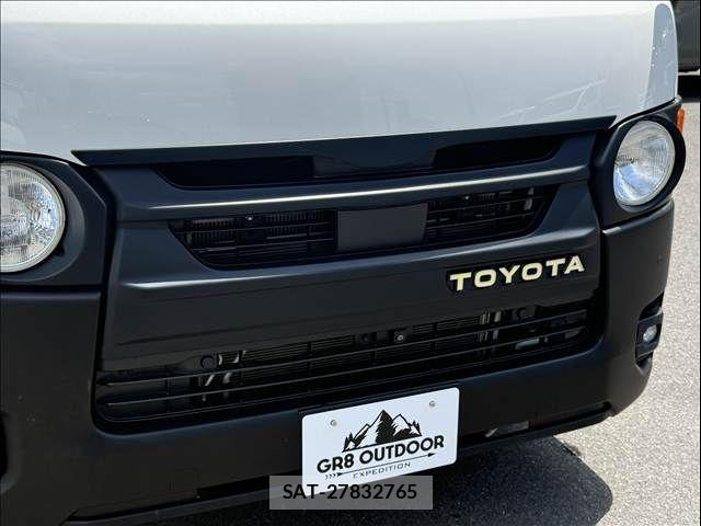 Toyota HIACE VAN 2023-07 8369455-27
